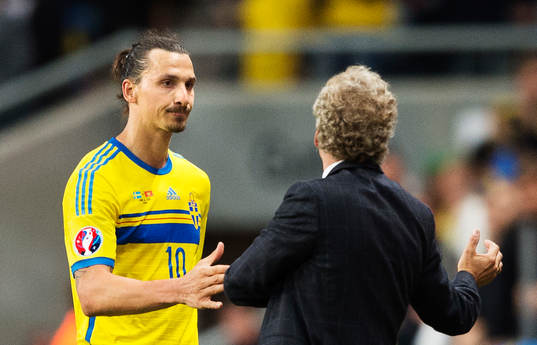 Sveriges Zlatan Ibrahimovic tackar förbundskapten Erik