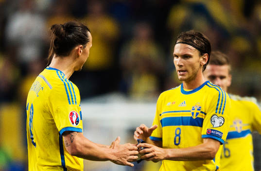 Sveriges Zlatan Ibrahimovic lämnar kaptensbindeln till