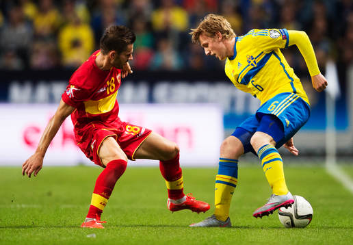 Montenegros Vladimir Boljevic och Sveriges Emil Forsberg