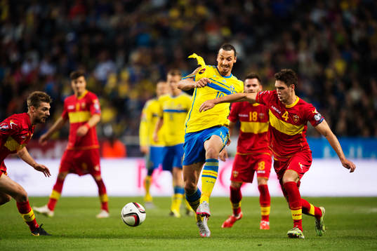 Sveriges Zlatan Ibrahimovic och Montenegros Nikola Vukcevic