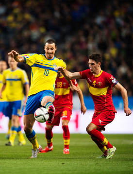 Sveriges Zlatan Ibrahimovic och Montenegros Nikola Vukcevic