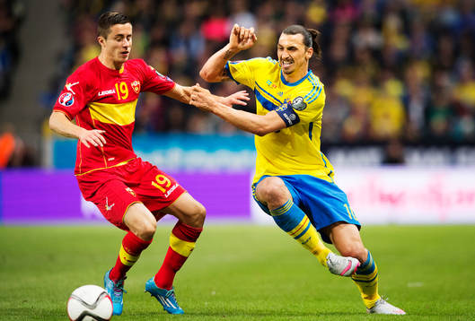 Montenegros Adam Marusic och Sveriges Zlatan Ibrahimovic