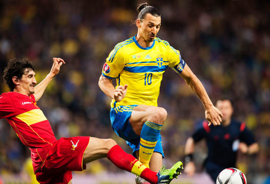 Montenegros Stefan Savic utmanas av Sveriges Zlatan