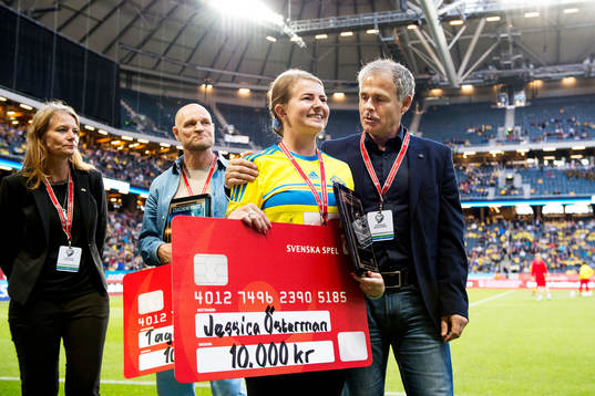 Jessica Österman (Årets Kvinnliga Ledare) har tagit emot