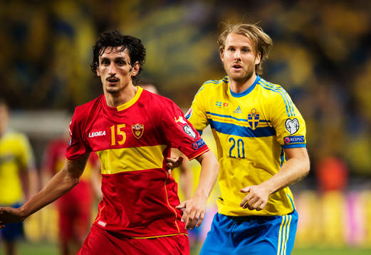 Montenegros Stefan Savic och Sveriges Ola Toivonen