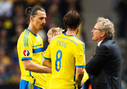 Sveriges Zlatan Ibrahimovic och Albin Ekdal i samtal med