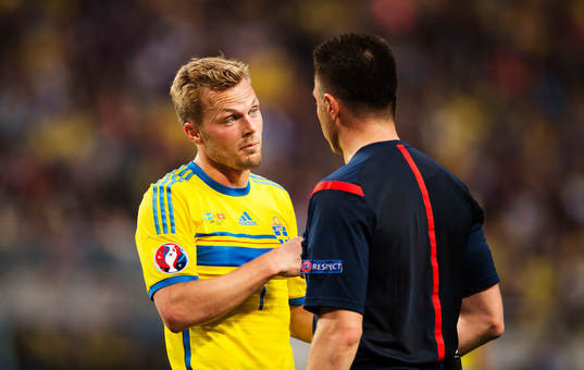 Sveriges Sebastian Larsson i samtal med domaren