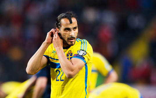 Sveriges Erkan Zengin rättar till sitt ansiktsskydd
