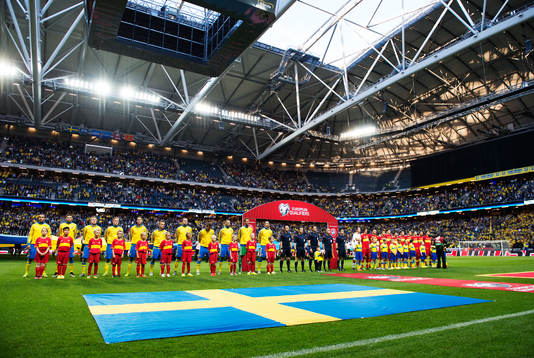 Sveriges och Montenegros spelare står uppställda vid