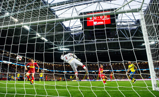 Montenegros målvakt Vukasin Poleksic släpper in 1-0 från