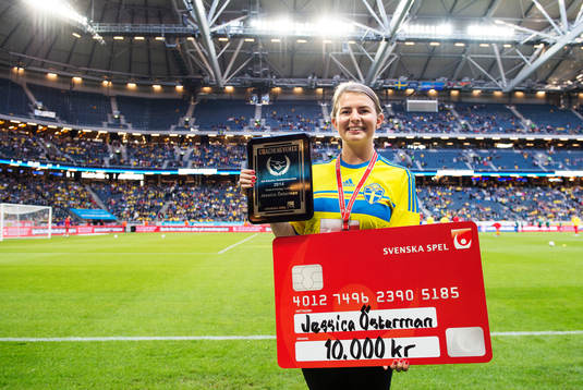 Jessica Österman (Årets Kvinnliga Ledare) har tagit emot