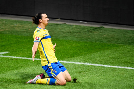 Sveriges Zlatan Ibrahimovic jublar