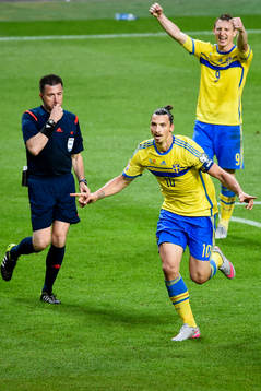 Sveriges Zlatan Ibrahimovic och Kim Källström jublar