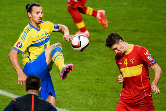 Sveriges Zlatan Ibrahimovic och Montenegros Nikola Vukcevic