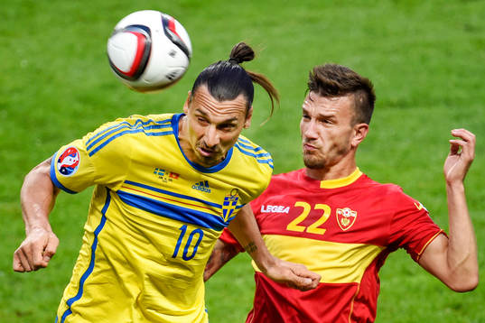 Sveriges Zlatan Ibrahimovic och Montenegros Marko Simic i