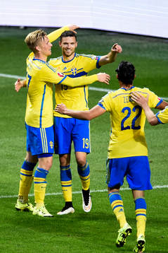 Sveriges Marcus Berg firar 1-0 med Oscar Wendt och Erkan