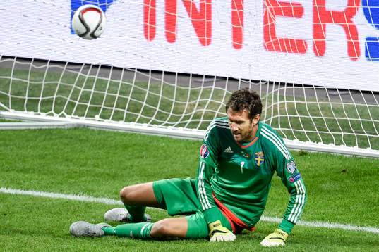 Sveriges målvakt Andreas Isaksson deppar