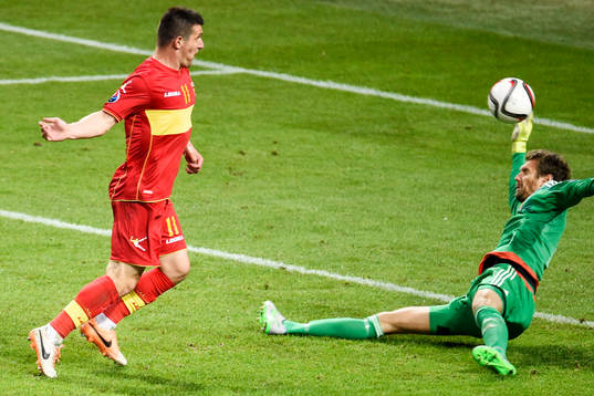 Sveriges målvakt Andreas Isaksson räddar skott från