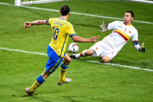 Sveriges Zlatan Ibrahimovic gör 3-0 bakom Montenegros