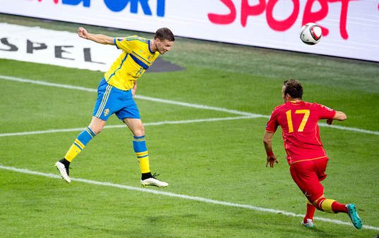 Sveriges Marcus Berg nickar in 1-0 målet