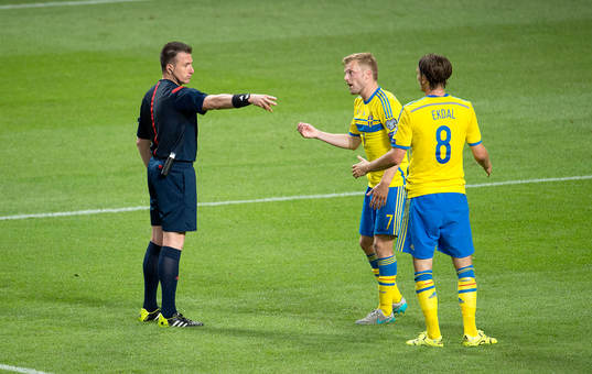 Domaren dömer straff och Sveriges Sebastian Larsson och