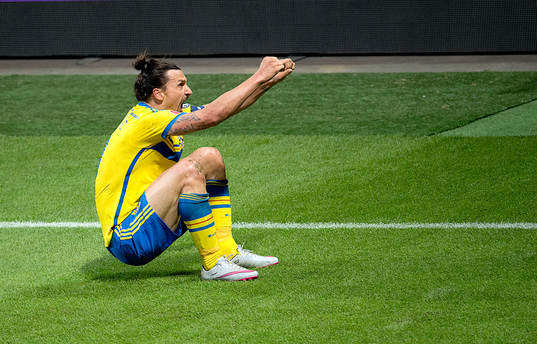 Sveriges Zlatan Ibrahimovic gör en kullerbytta som målgest
