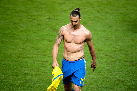 Sveriges Zlatan Ibrahimovic i bar överkropp