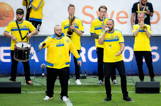 Medina framför VM-låten