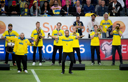 Medina framför VM-låten
