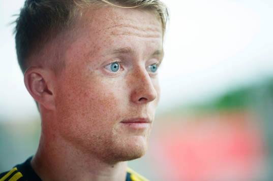 Sveriges Sam Larsson pratar med media