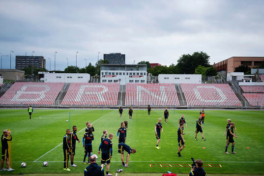 Sveriges spelare  värmer upp på Mestsky stadion Srbska