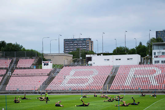 Sveriges spelare värmer upp på  Mestsky stadion Srbska