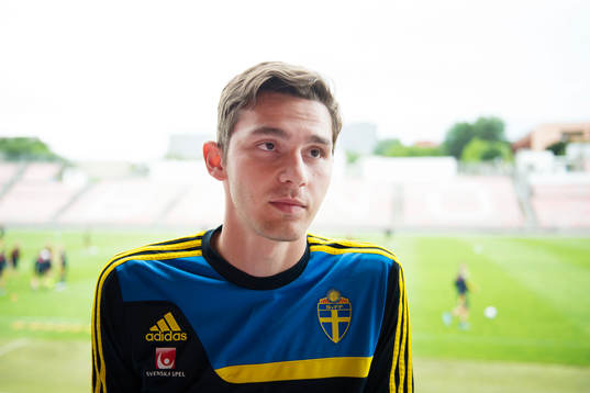 Sveriges Branimir Hrgota pratar med media