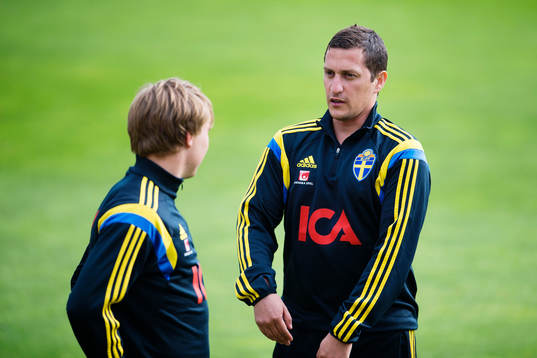Sveriges scout Carlos Banda pratar med Simon Tibbling