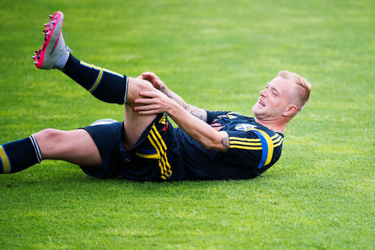 Sveriges John Guidetti skämtar med sina lagkamrater och