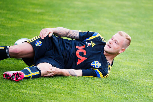 Sveriges John Guidetti skämtar med sina lagkamrater och