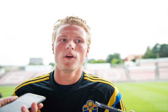 Sveriges Oscar Hiljemark pratar med media