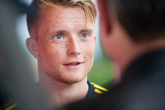 Sveriges Sam Larsson pratar med media