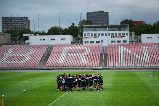 Sveriges spelare samlas på  Mestsky stadion Srbska