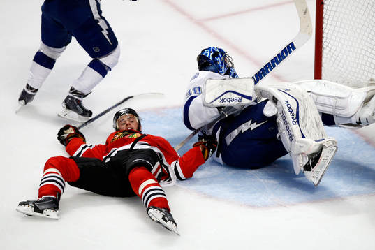 Chicago Blackhawks center Jonathan Toews (19) slides into