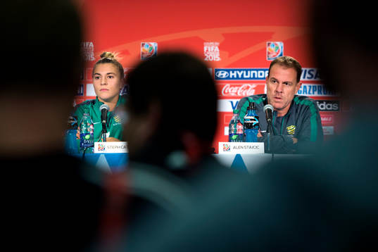 Australiens Stephanie Catley och förbundskapten Alen