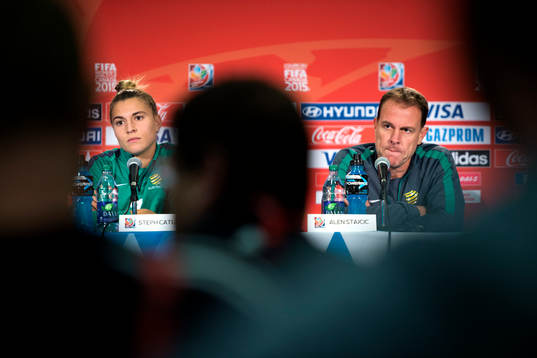 Australiens Stephanie Catley och förbundskapten Alen
