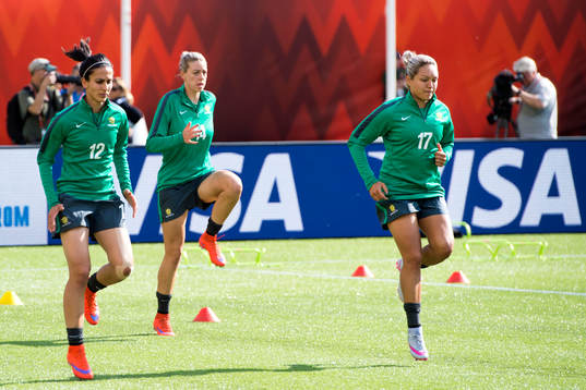 Australiens Leena Khamis, Alanna Kennedy och Kyah Simon