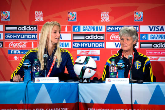 Sveriges Sofia Jakobsson och förbundskapten Pia Sundhage