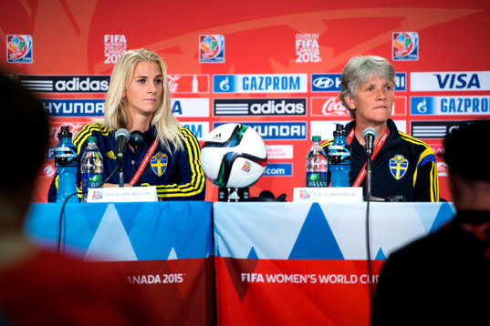 Sveriges Sofia Jakobsson och förbundskapten Pia Sundhage