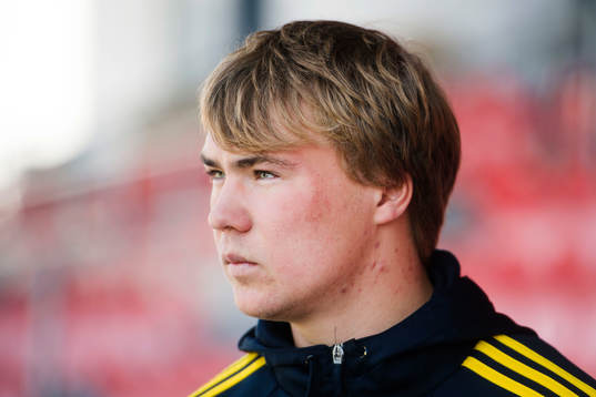 Sveriges Simon Tibbling pratar med media