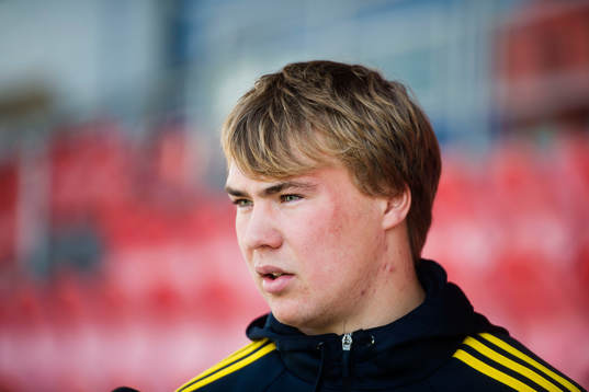Sveriges Simon Tibbling pratar med media