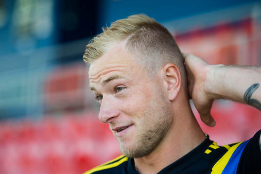 Sveriges Robin Quaison pratar med media