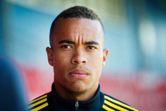 Sveriges Robin Quaison pratar med media