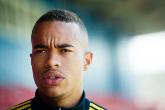 Sveriges Robin Quaison pratar med media